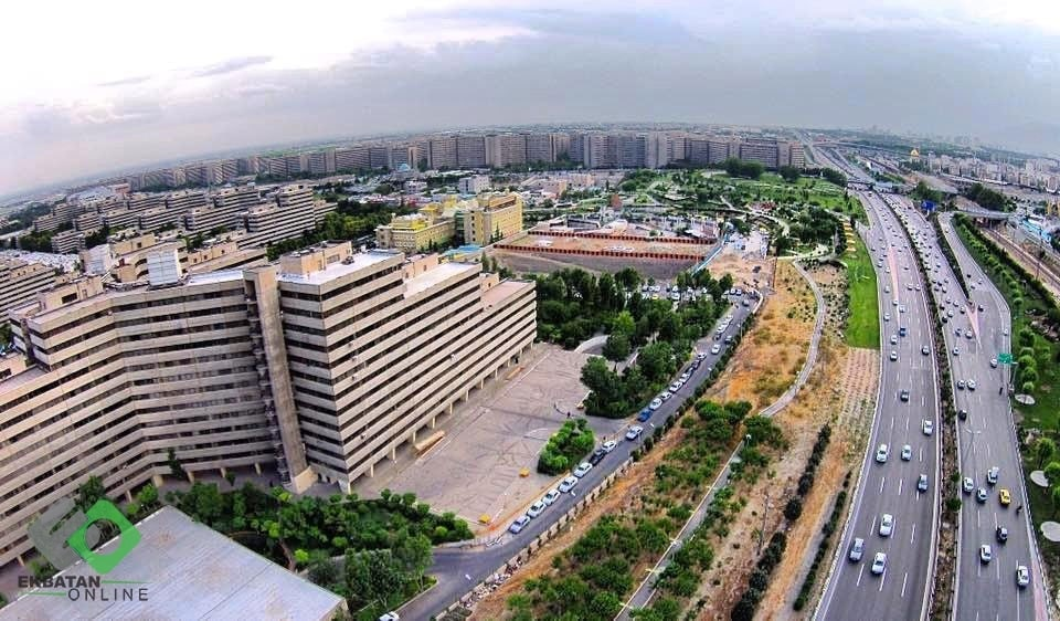 تصویر همراه نوشتهٔ شهرک اکباتان